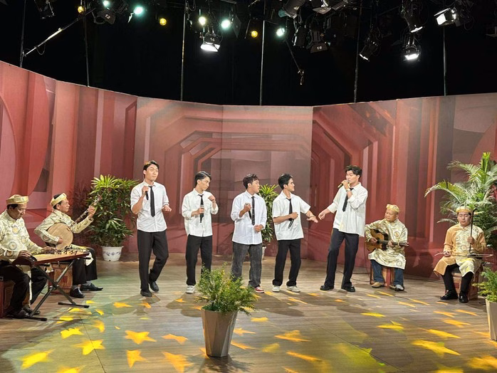 Sự phối hợp ăn ý giữa Rap và ĐCTT Nam Bộ trong chương trình 'Nghệ sĩ và sàn diễn' Sự phối hợp giữa Rap và ĐCTT Nam Bộ