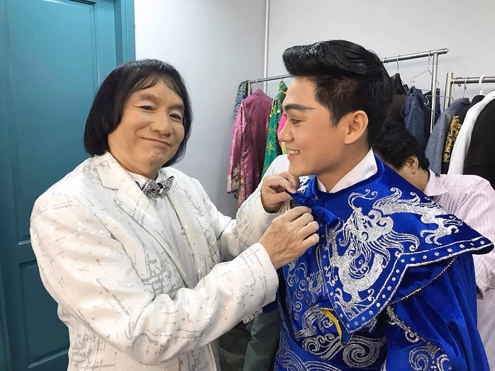 NSND Minh Vương chuẩn bị trang phục cho nghệ sĩ Nguyễn Văn Khởi NSND Minh Vương và nghệ sĩ Nguyễn Văn Khởi