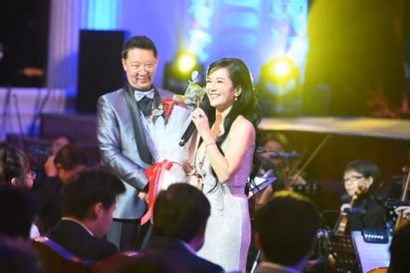 Diva Hồng Nhung xúc động khi đọc thư fan Diva Hồng Nhung xúc động