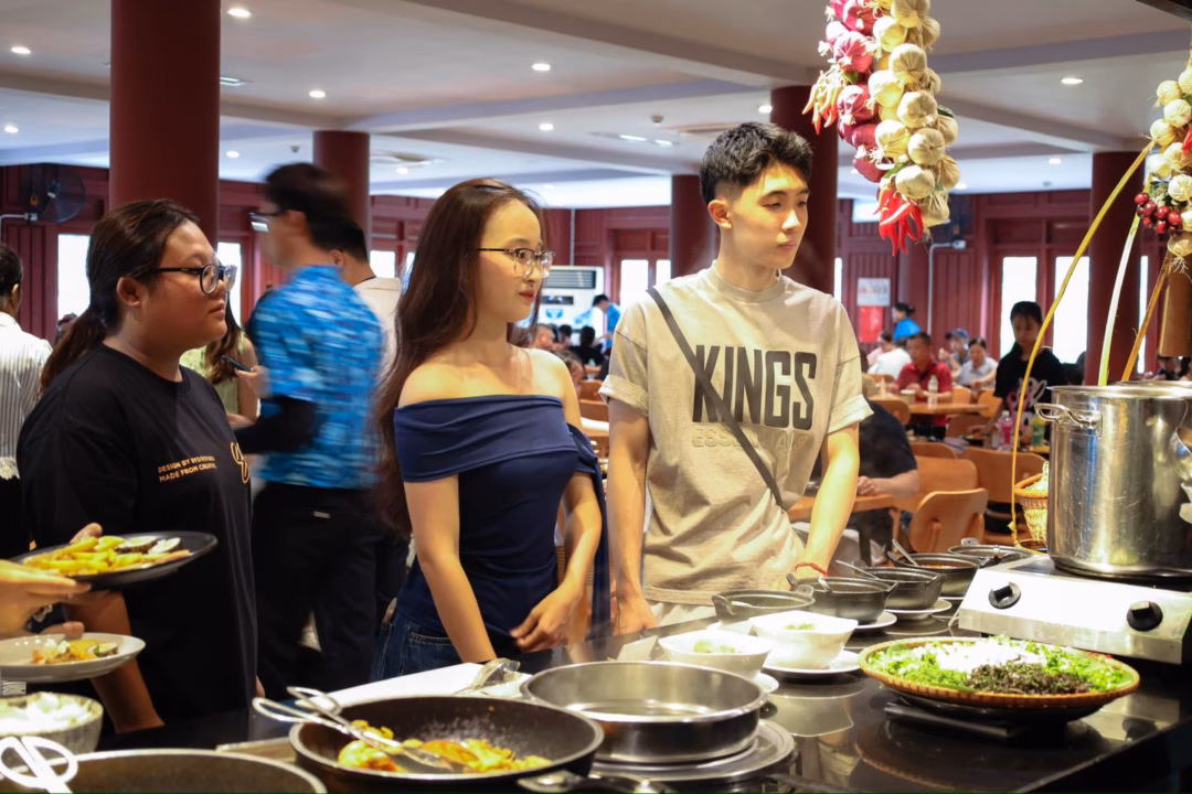 Buffet xứ Rồng Buffet phục vụ du khách tới 80 món ăn đa dạng