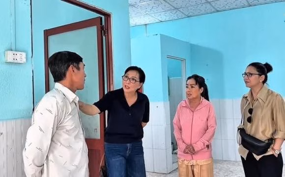 Nghệ sĩ Ngọc Tâm Tâm được hỗ trợ Nghệ sĩ Ngọc Tâm Tâm được đồng nghiệp hỗ trợ