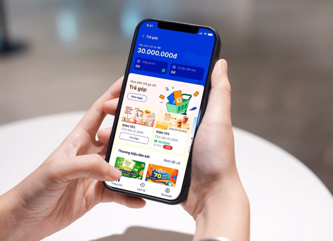 Zalopay và CIMB Việt Nam ra mắt sản phẩm trả góp- Ảnh1. A person holding a phone Description automatically generated