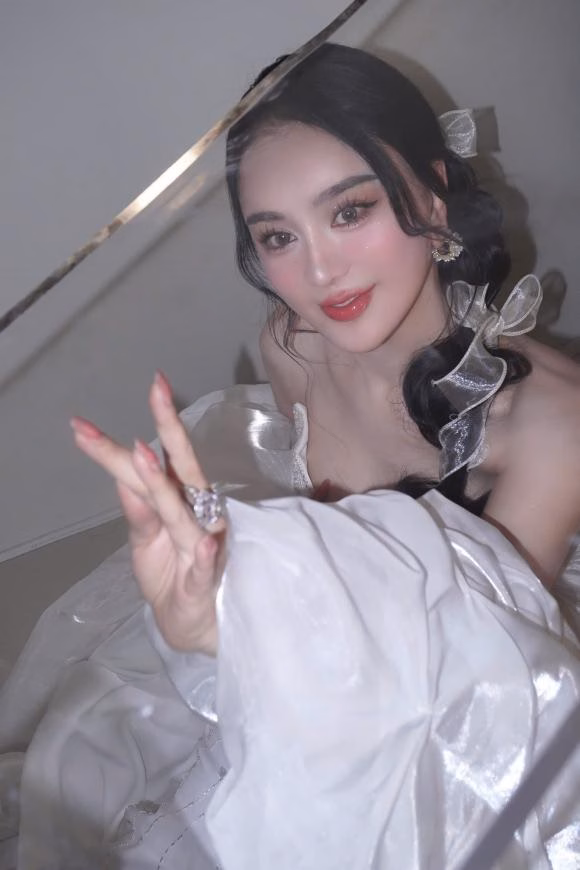 Lương Thuỳ Linh giao lưu cùng sinh viên Lương Thuỳ Linh