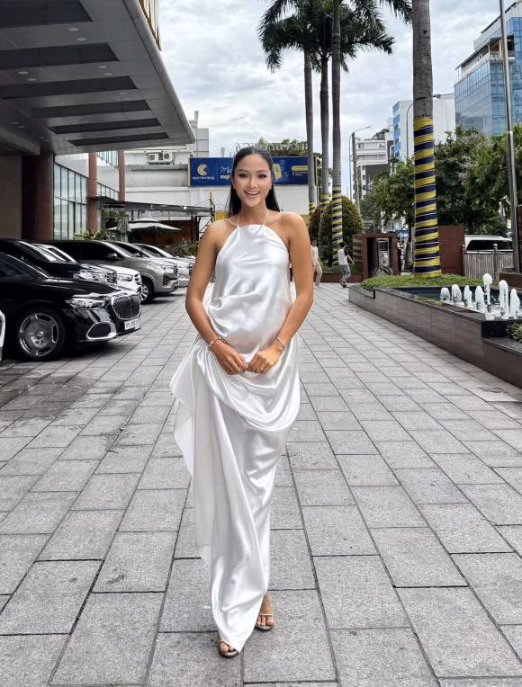 H'Hen Niê phản hồi H'Hen Niê đi giày cao gót khi mang bầu