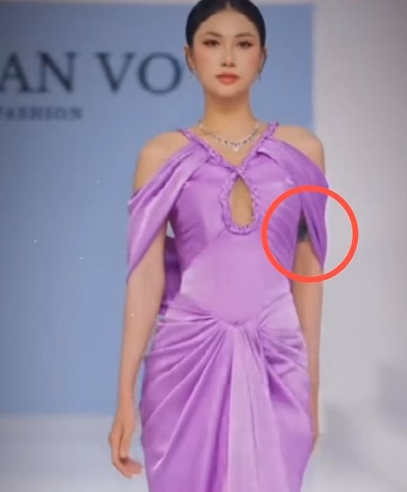 Tân Hoa hậu Hoàn vũ Việt Nam gây tranh cãi vì hình xăm