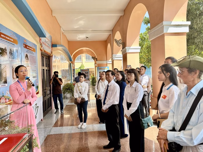 Các văn nghệ sĩ tham quan tại Bảo tàng Hồ Chí Minh Các văn nghệ sĩ tham quan tại Bảo tàng Hồ Chí Minh