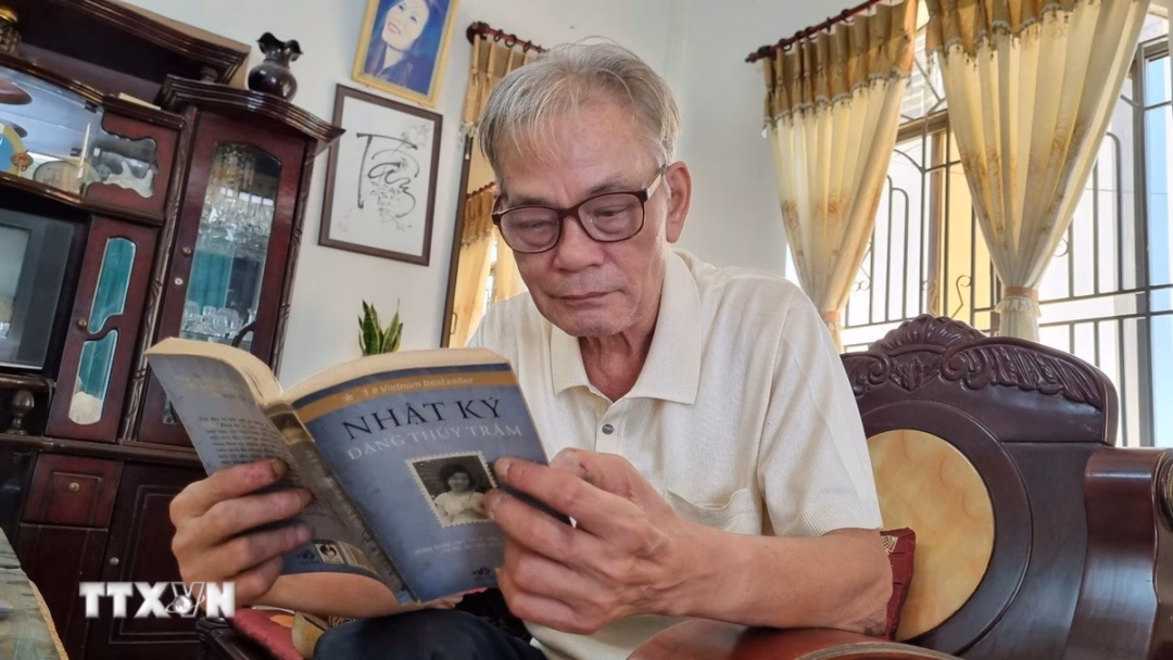 Ông Trần Đình Tâm (77 tuổi, nguyên lính Đại đội120 đặc công huyện Đức Phổ) Ông Trần Đình Tâm đọc Nhật ký của Đặng Thùy Trâm