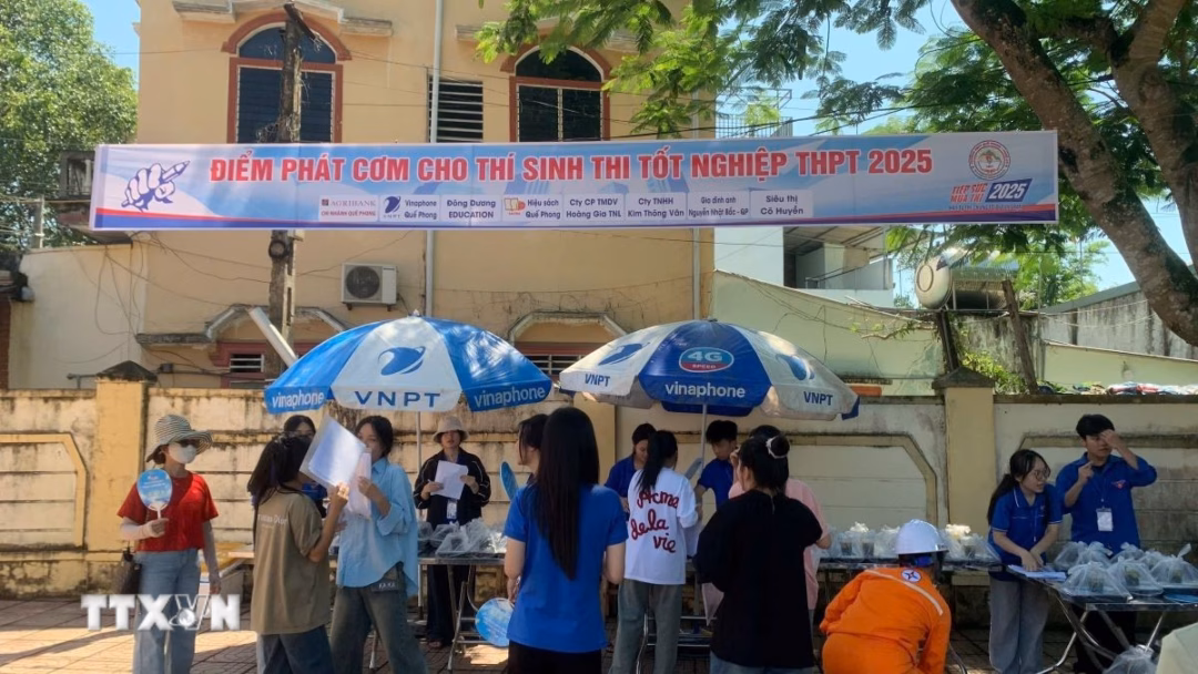Phát cơm miễn phí cho thí sinh