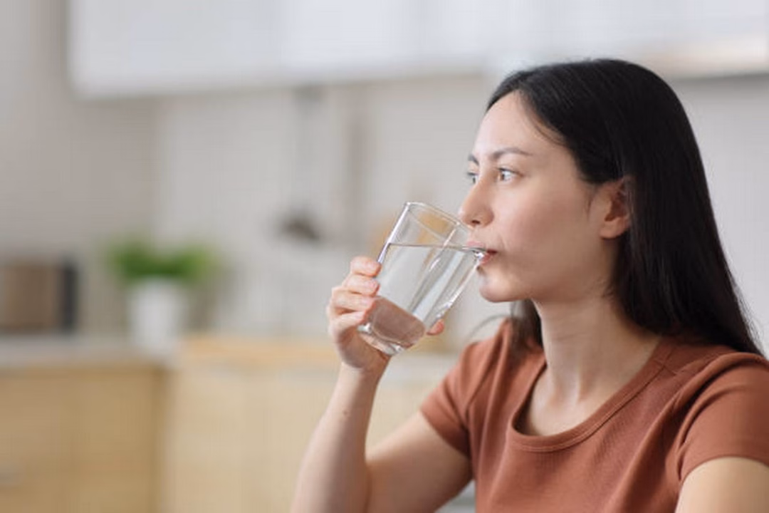 Uống nước ấm Uống nước ấm buổi sáng