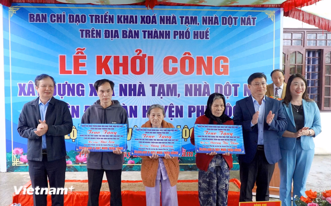 Ủy viên Trung ương Đảng, Bí thư Thành ủy Lê Trường Lưu và Phó Chủ tịch Thường trực Ủy ban nhân dân Nguyễn Thanh Bình tặng kinh phí hỗ trợ cho 3 hộ dân. Ủy viên Trung ương Đảng, Bí thư Thành ủy Lê Trường Lưu và Phó Chủ tịch Thường trực Ủy ban nhân dân Nguyễn Thanh Bình tặng kinh phí hỗ trợ cho 3 hộ dân.