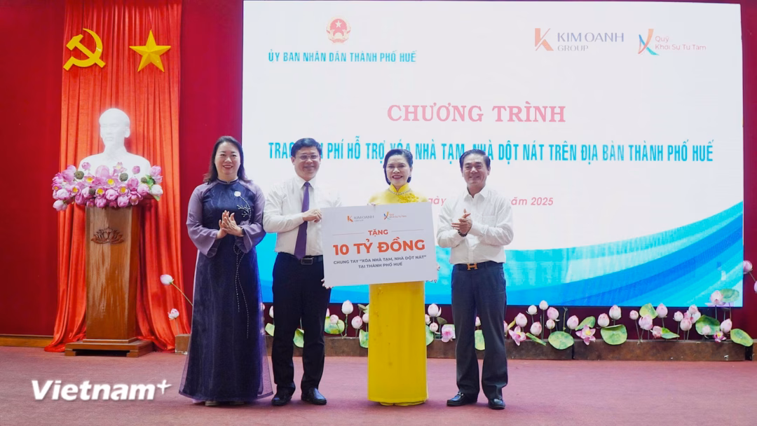 Đại diện lãnh đạo Ủy ban nhân dân thành phố Huế tiếp nhận kinh phí hỗ trợ thực hiện chương trình xóa nhà tạm, nhà dột nát từ một đơn vị. Đại diện lãnh đạo Ủy ban nhân dân thành phố Huế tiếp nhận kinh phí hỗ trợ thực hiện chương trình xóa nhà tạm, nhà dột nát từ một đơn vị.