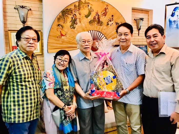 Ban chấp hành Hội Sân khấu TP HCM đến thăm NSND Thái Mạnh Hiển Ban chấp hành Hội Sân khấu TP HCM đến thăm NSND Thái Mạnh Hiển