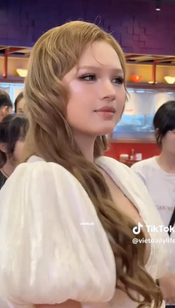 Xoài Non lộ diện với visual gây hoang mang Xoài Non với ngoại hình khác lạ