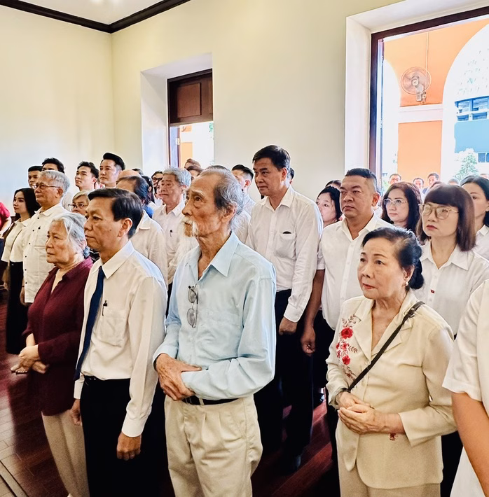 Các văn nghệ sĩ dâng hương tại Tượng đài Bác Các văn nghệ sĩ dâng hương tại Tượng đài Bác