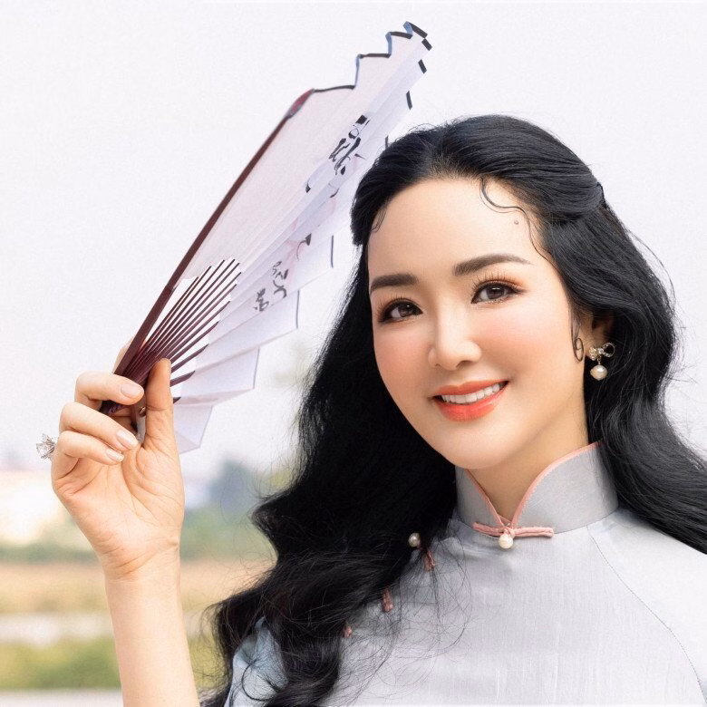 30 năm vẫn ‘đốt cháy’ với nhan sắc, phong cách thời trang của Hoa hậu Đền Hùng Giáng My Trải qua hơn 30 năm, nhan sắc của Hoa hậu Đền Hùng vẫn khiến bao người mê mẩn vì vẫn trẻ trung khó tin.