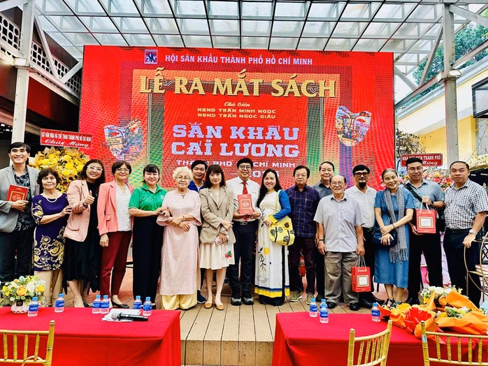 Cuộc hội ngộ đầy nghĩa tình của các văn nghệ sĩ TP HCM trong không gian ra mắt sách Cuộc hội ngộ đầy nghĩa tình của các văn nghệ sĩ TP HCM trong không gian ra mắt sách