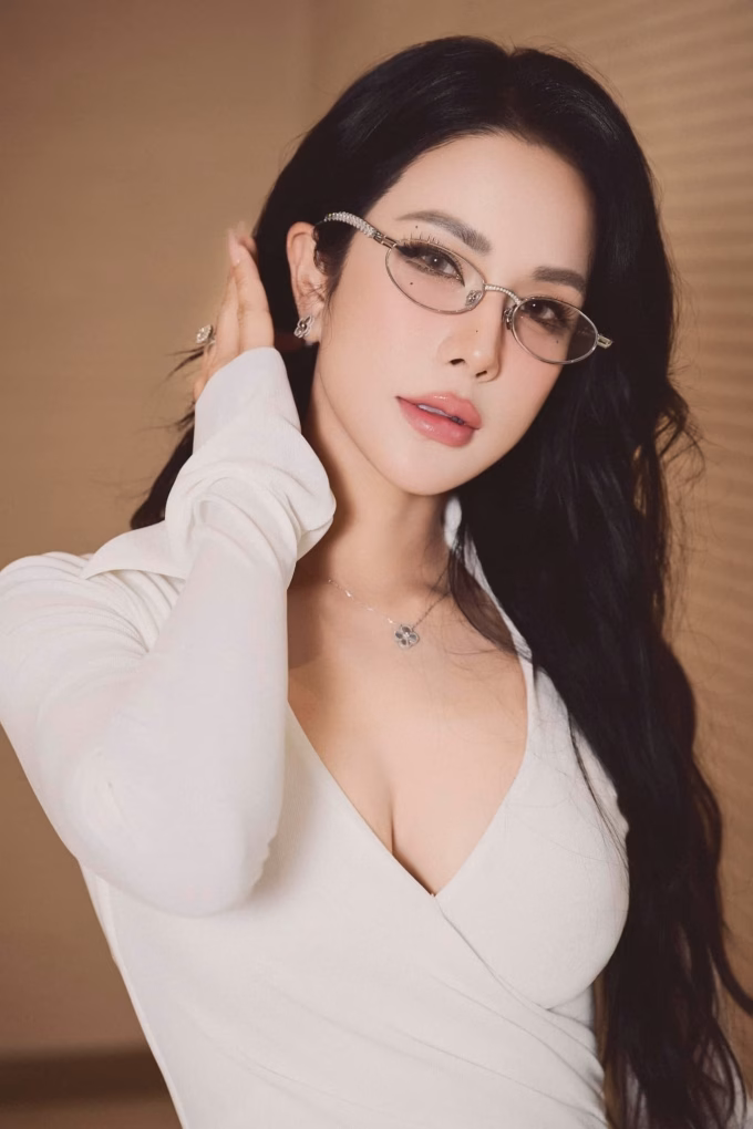 Cuộc sống bình yên của các ngôi sao Việt sau ồn ào Diệp Lâm Anh khoe vẻ gợi cảm với váy xẻ ngực trong một sự kiện.