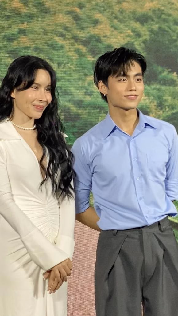 Diva Hồng Nhung xuất hiện rạng rỡ sau điều trị ung thư Diva Hồng Nhung xuất hiện rạng rỡ sau điều trị ung thư