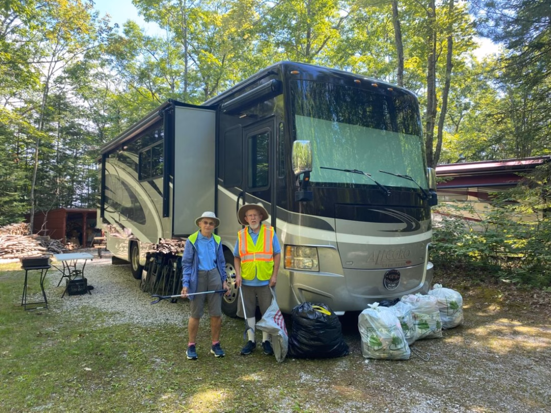 Điểm đến tuyệt vời ở Michigan: Thăm ngọn hải đăng Forty Mile Point News Photo by Darby Hinkley From left, Sheryl and Duane Maxwell, of Spring Hill, Fla., stand with the many bags of litter they’ve collected while out walking as they travel around northern Michigan in their RV. The couple also volunteers at Forty Mile Point Lighthouse, which is where they were staying on July 8 when this photo was taken.