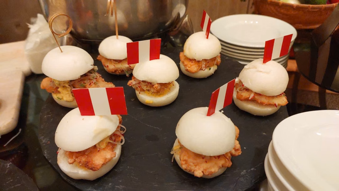 Bánh bao kẹp cá chiên