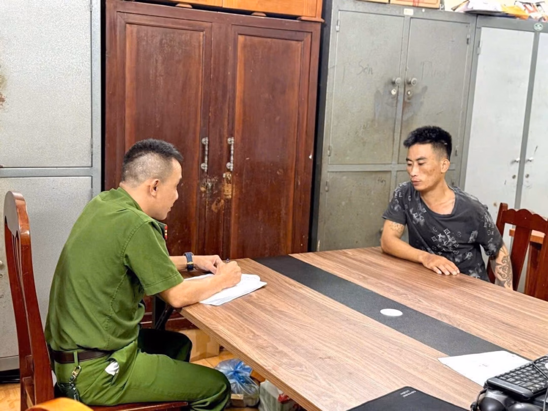 Thiếu tướng Công an trực tiếp giải cứu cô gái bị khống chế trong taxi Thiếu tướng Nguyễn Minh Tuấn, Giám đốc Công an tỉnh Phú Thọ tại hiện trường. Ảnh: Công an Phú Thọ