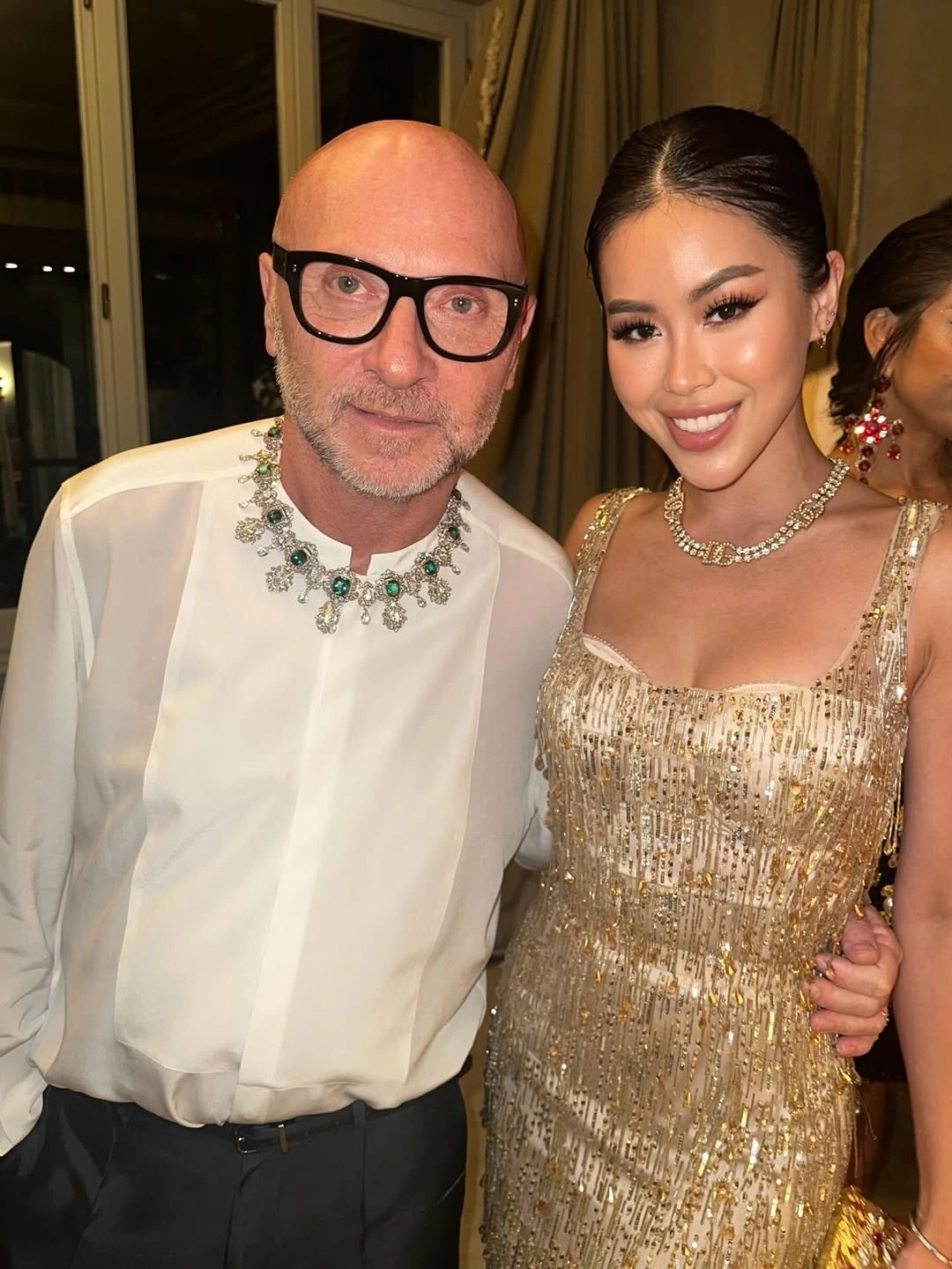Tiên Nguyễn khoe phong cách nữ tính, sang trọng bên Chanel và Versace