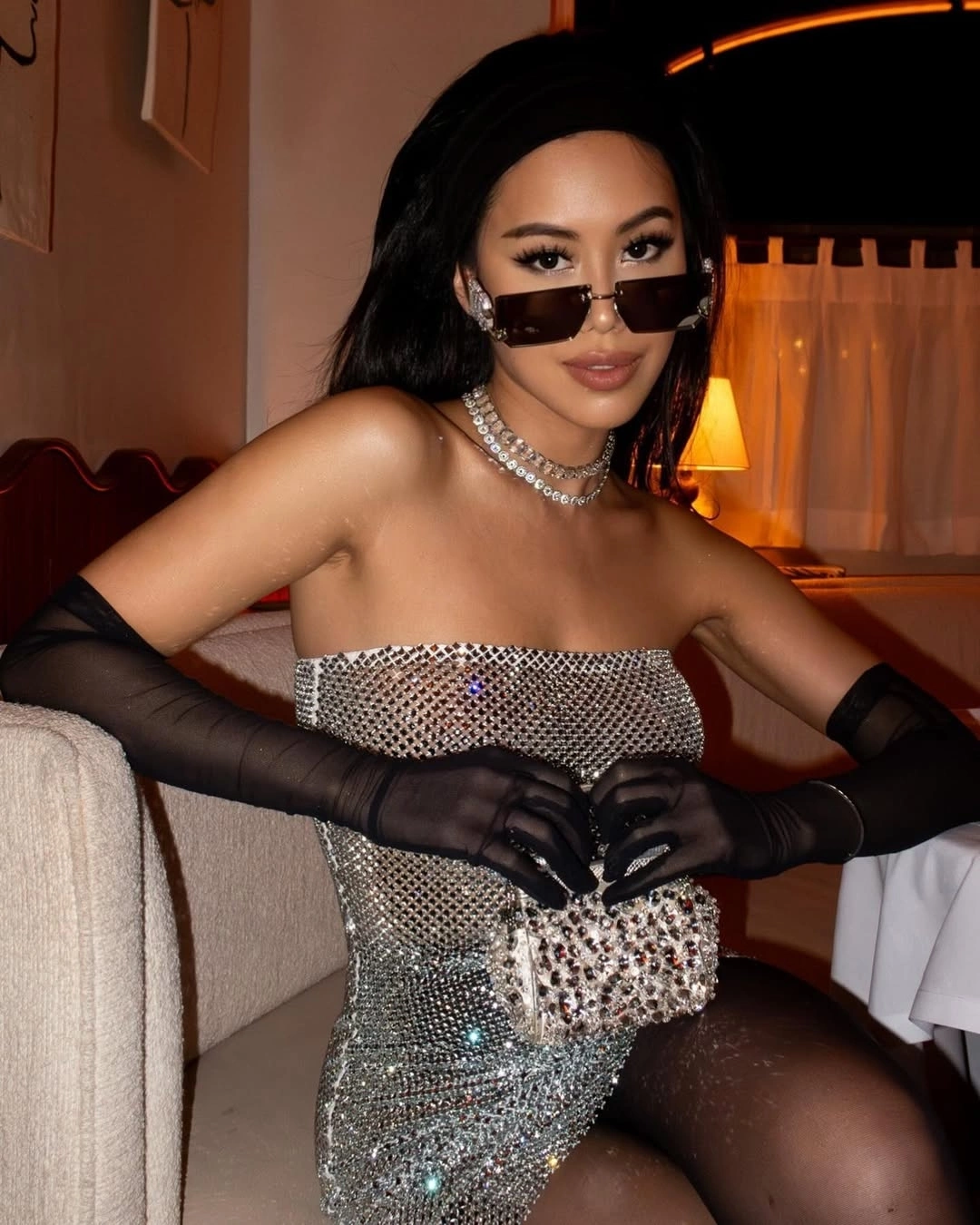 Tiên Nguyễn khoe phong cách nữ tính, sang trọng bên Chanel và Versace