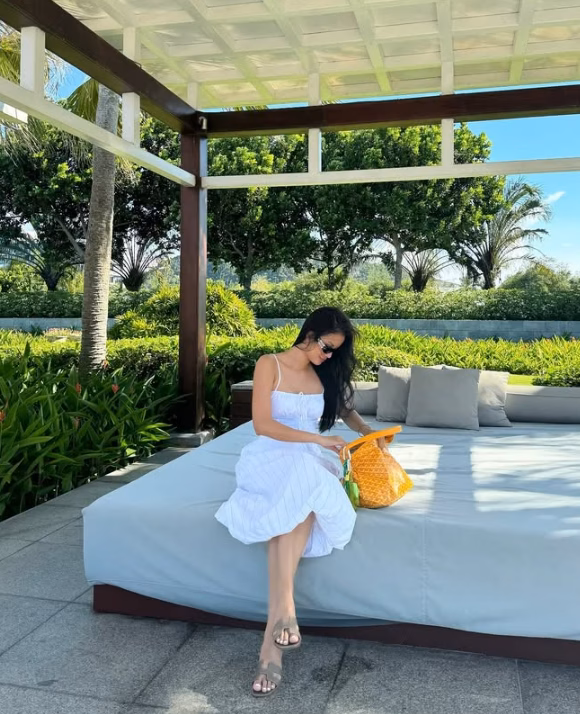 Á hậu Hương Ly chuẩn bị lên kế hoạch đám cưới và sinh con đầu lòng Trên Instagram cá nhân có hơn 200.000 lượt theo dõi cô đăng tải hình ảnh đi du lịch nghỉ dưỡng khắp nơi