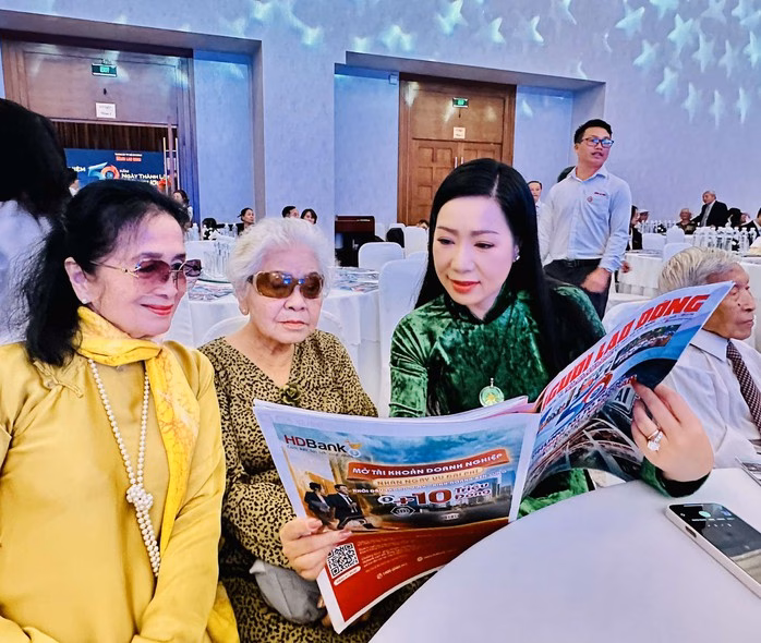 Báo Người Lao Động kỷ niệm 50 năm thành lập: Nghệ sĩ hội tụ, tình nghệ thuật tỏa sáng Từ trái sang: NSND Trà Giang, NSƯT Ca Lê Hồng và NSND Trịnh Kim Chi đọc báo Người Lao Động - số báo đặc biệt chào mừng 50 năm thành lập Báo Người Lao Động
