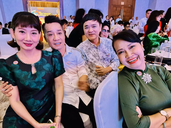 Báo Người Lao Động kỷ niệm 50 năm thành lập: Nghệ sĩ hội tụ, tình nghệ thuật tỏa sáng Từ trái sang: NSND Mỹ Uyên, NSƯT Minh Nhí, đạo diễn Quốc Thảo và ca sĩ Bích Phượng