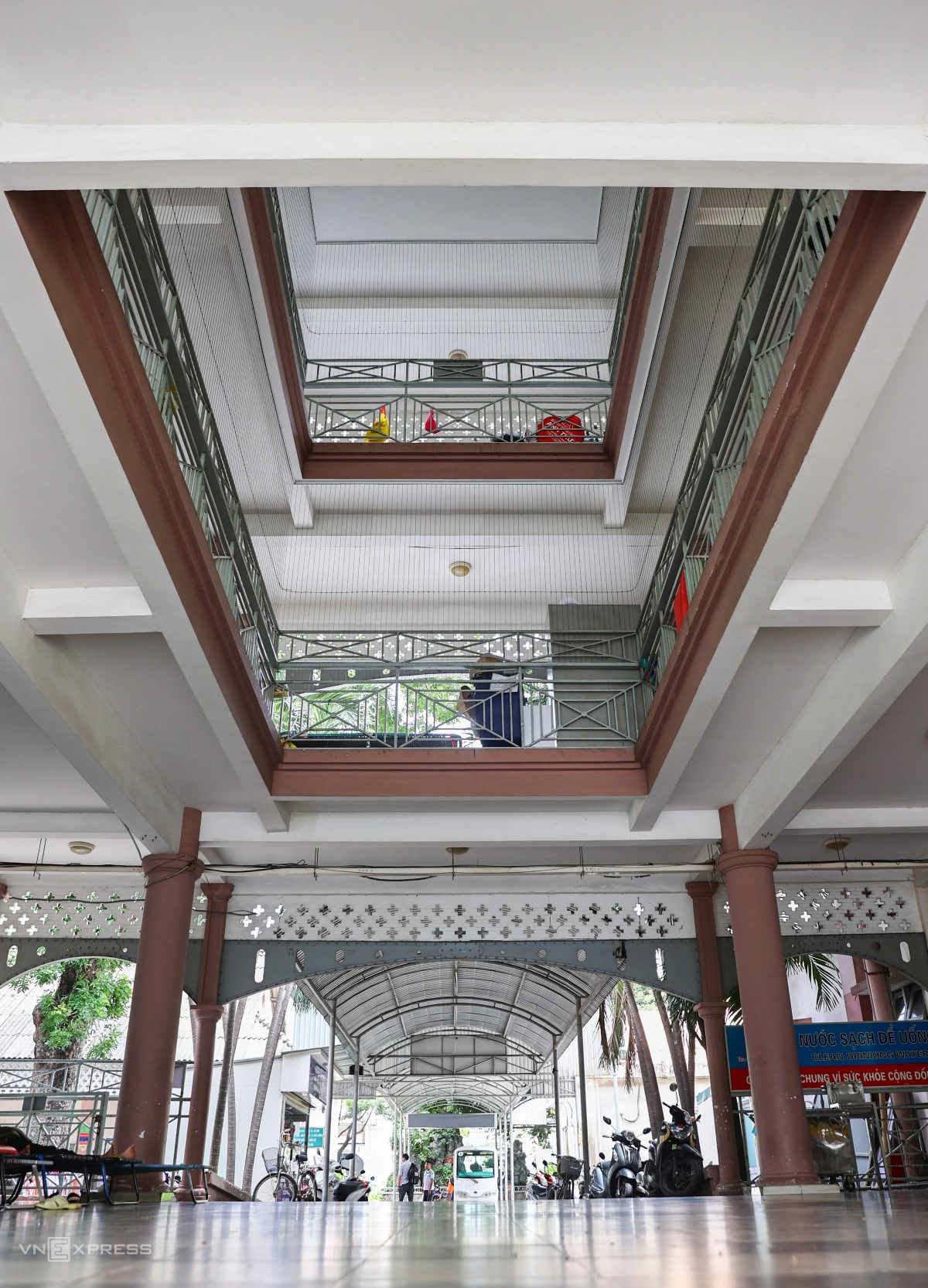 Bệnh viện Nhi đồng 2 – 160 năm gắn bó và phát triển cùng y tế TP HCM Sảnh của dãy nhà chính trông bệnh viện rộng rãi, thoáng mát với tường dày, trần cao giúp thông gió tốt.