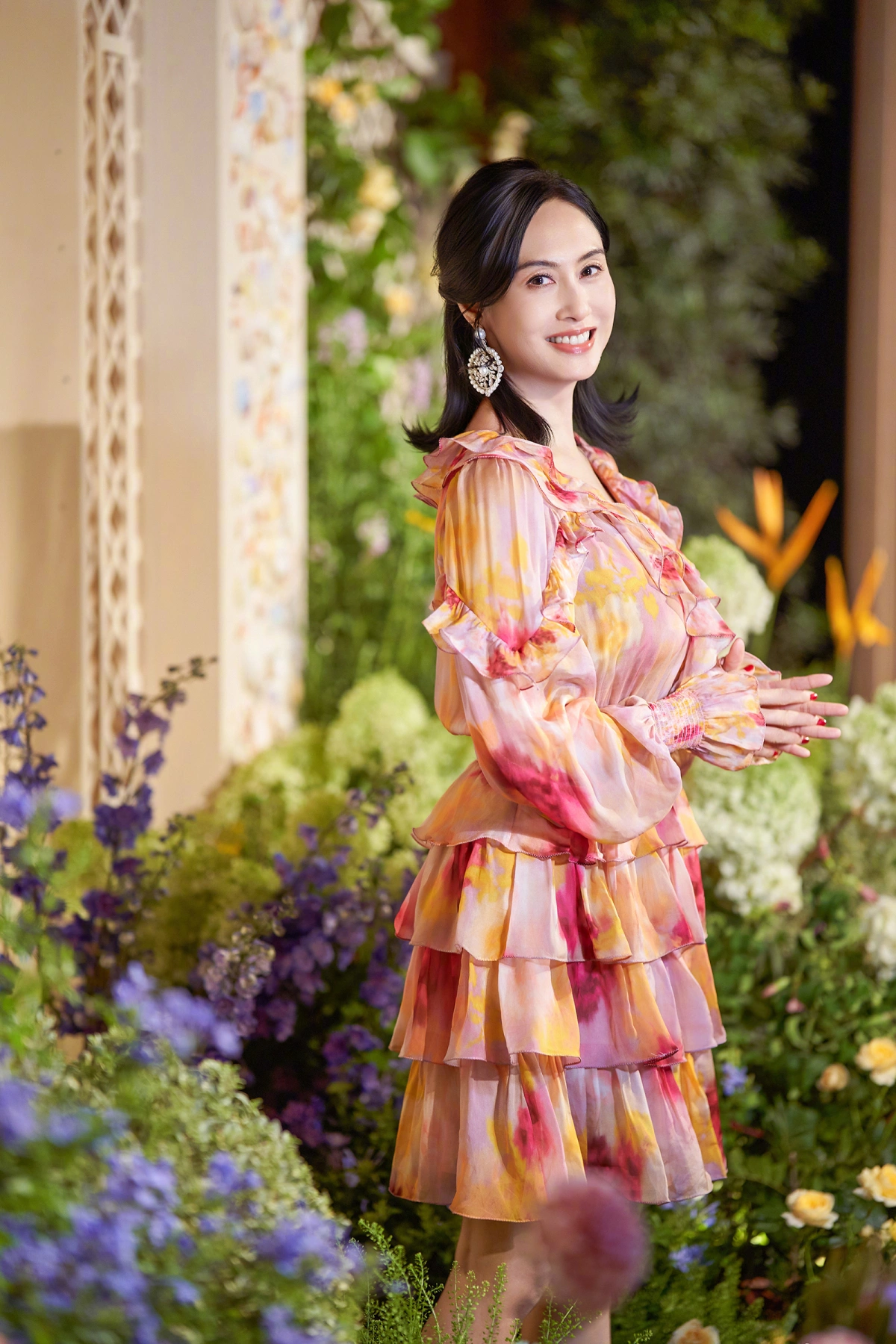 Tạp chí Elle viết diễn viên cuốn hút nhờ thần thái rạng rỡ, đôi mắt biết cười, khóe miệng duyên.