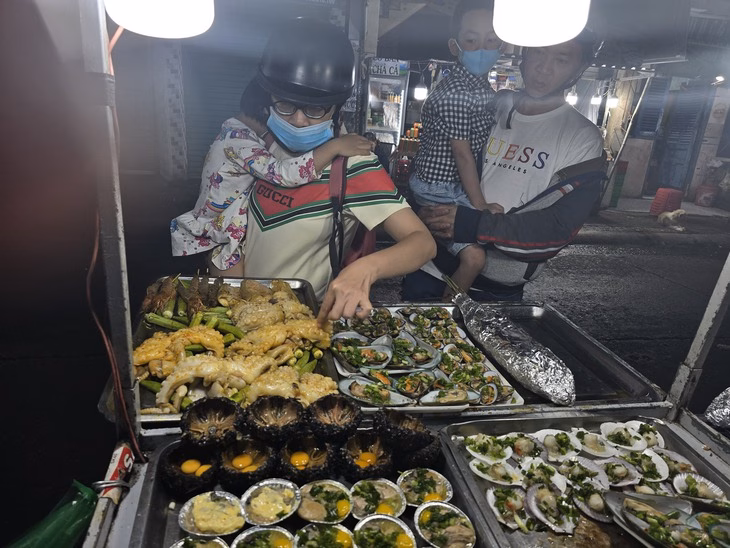 Chợ Xóm Lưới Vũng Tàu – Điểm đến hải sản lý tưởng nhưng đang bị ‘thất thế’ Du khách lựa bạch tuộc để nướng ở chợ Xóm Lưới - Ảnh: HOÀNG LÊ