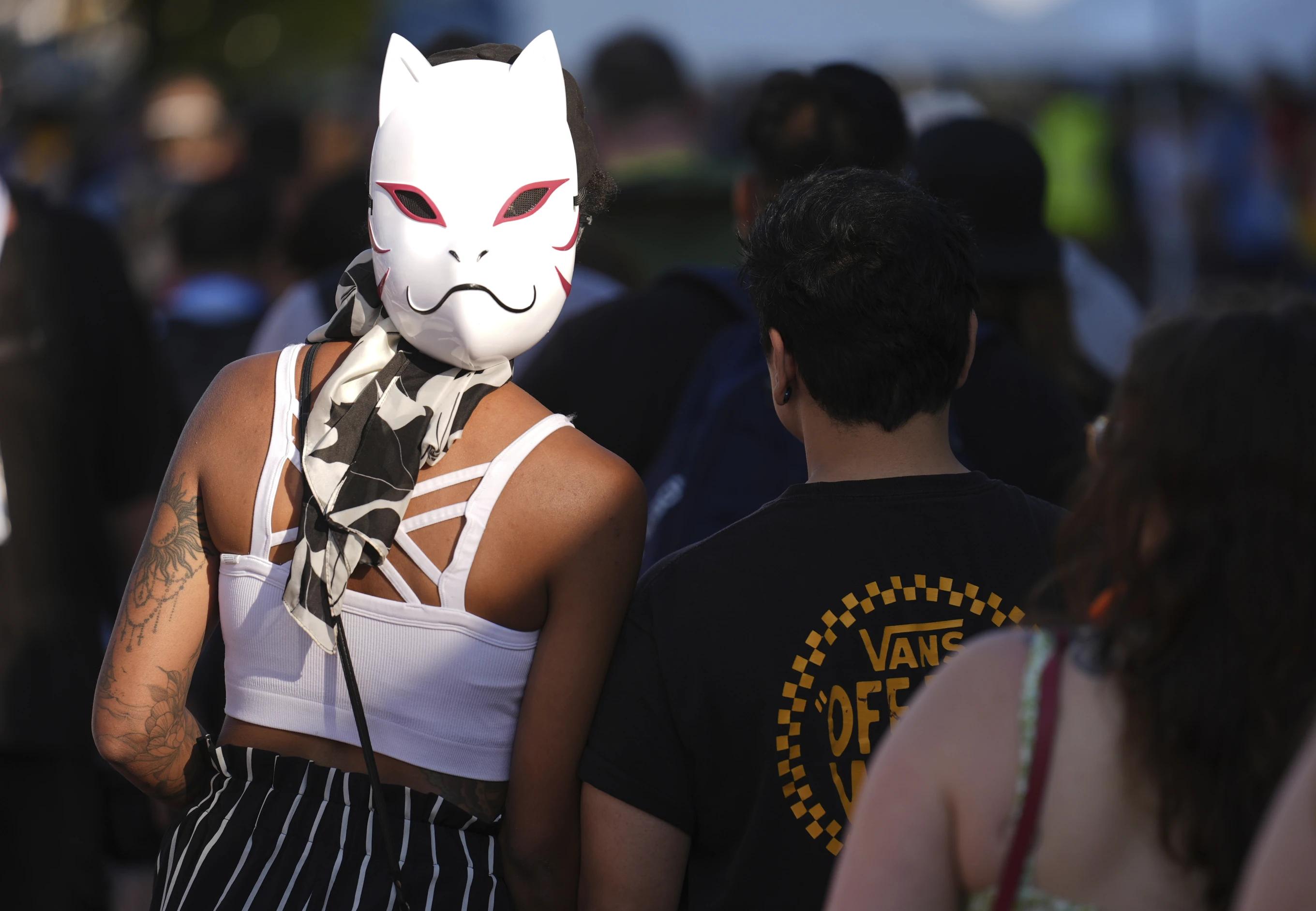 Comic-Con 2025: Sự kiện văn hóa đại chúng hoành tráng với 135.000 người tham dự A cosplayer wears her mask backwards as she waits in line with other attendees before the 2025 Comic-Con International Preview Night on Wednesday, July 23, 2025, in San Diego. (AP Photo/Chris Pizzello)