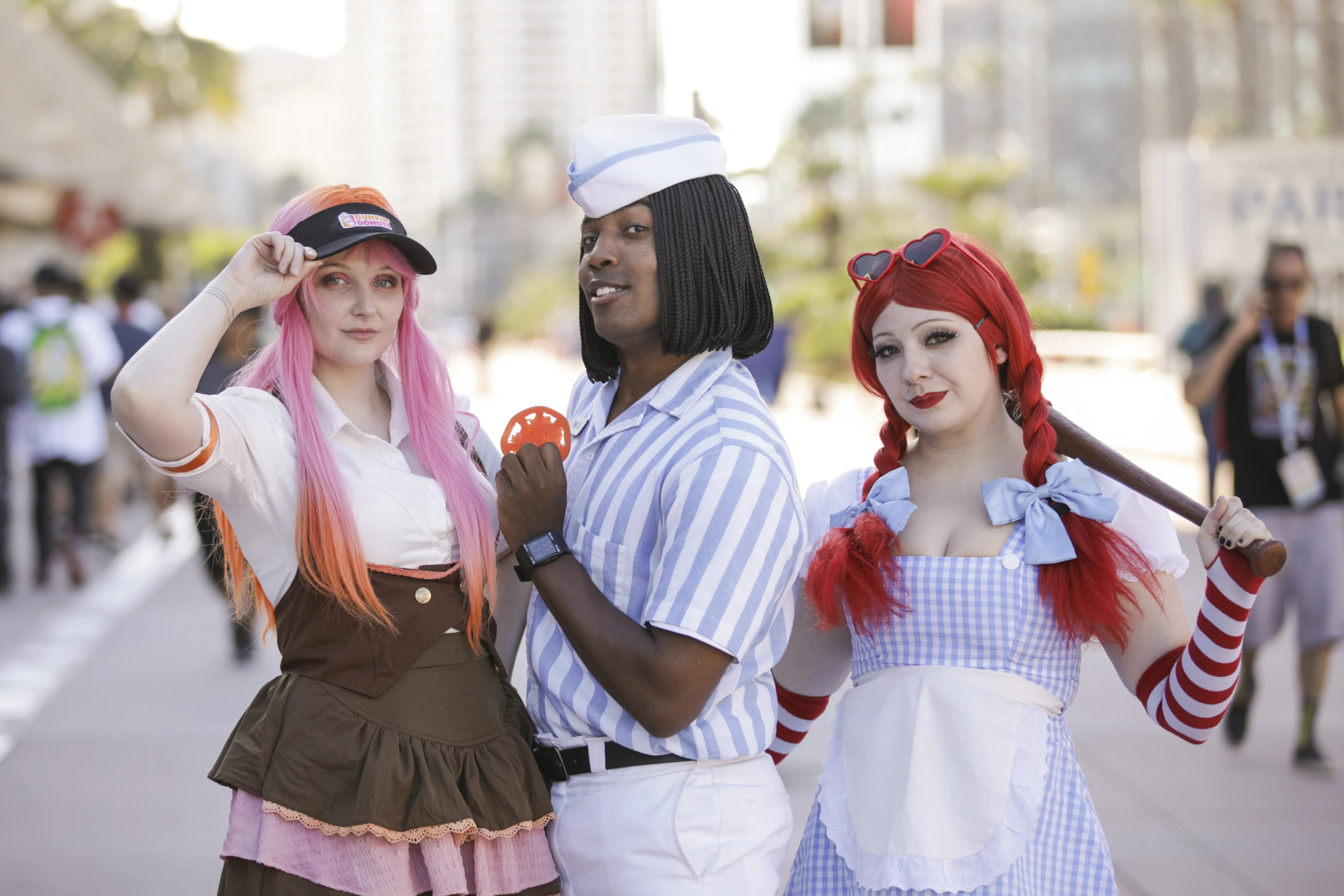 Comic-Con 2025: Sự kiện văn hóa đại chúng hoành tráng với 135.000 người tham dự Diana, from left, Kal Smith, and Melissa Ann from San Diego, Calif. pose during preview night for Comic-Con International on Wednesday, July 23, 2025, in San Diego. (Photo by Andrew Park/Invision/AP)