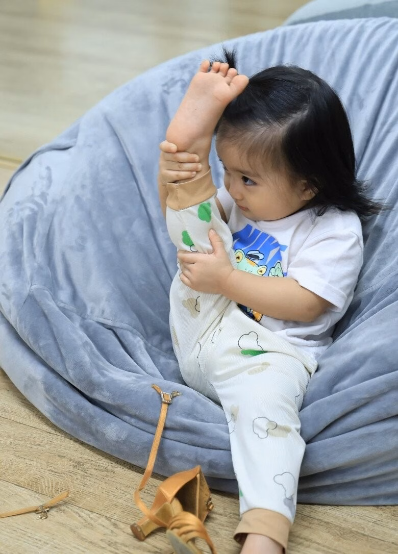 Con gái 1 tuổi của Khánh Thi – Phan Hiển gây chú ý với vẻ ngoài xinh đẹp, kỹ năng nhảy múa Cô bé khoe tài năng ép dẻo chân.