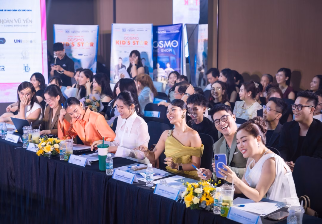 Hoa hậu Xuân Hạnh và giám khảo bật cười trước phần thi của ngôi sao nhí (Ảnh: Ban tổ chức).
