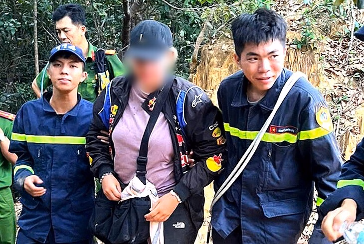 Cứu du khách kiệt sức trên núi Cỏ Ống ở Khánh Hòa Cảnh sát cứu du khách tên Lisa bị kiệt sức khi đi dã ngoại trên núi Cỏ Ống - Ảnh 2.