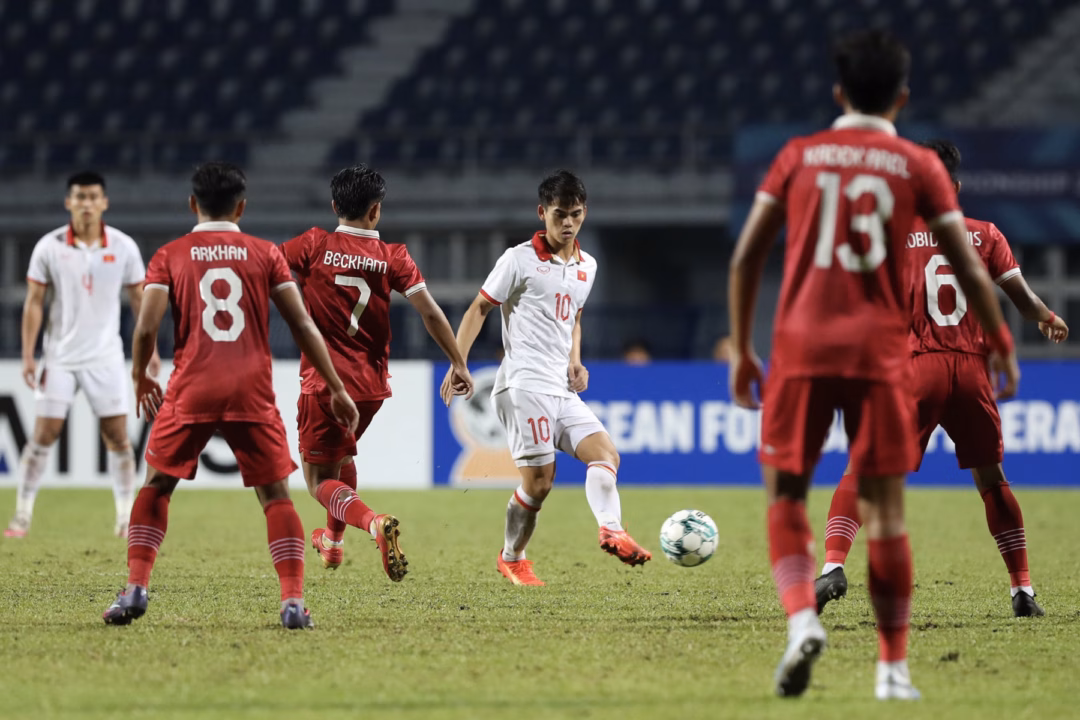 Khuất Văn Khang nhảy múa giữa hàng thủ U23 Indonesia trong trận chung kết 2023. Ảnh: Hồ Hải Hoàng