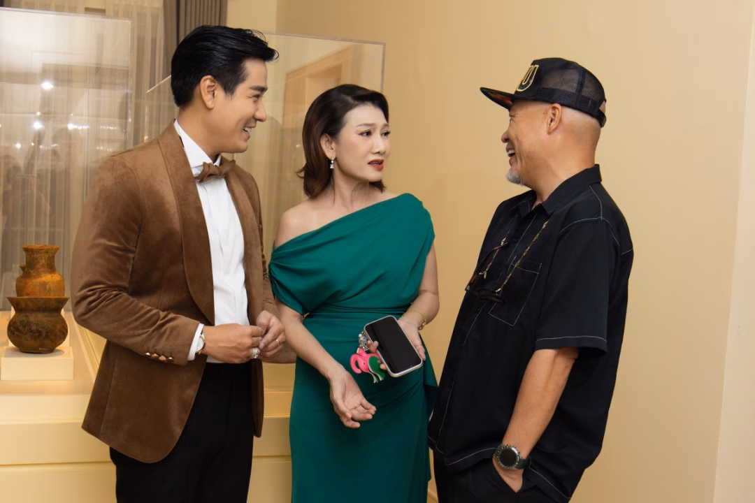 Diễn viên Chi Bảo mở bảo tàng gốm cổ Nhạc sĩ Huy Tuấn (phải) trò chuyện cùng khách mời.