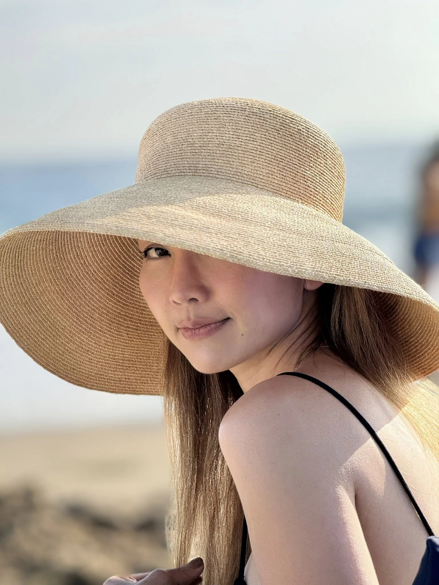 Tại Mỹ, Kim Hiền dành thời gian chăm sóc, đồng hành cùng quá trình khôn lớn của các con. Trên trang cá nhân, cô thỉnh thoảng đăng tải khoảnh khắc đưa các bé đi chơi hay được con tặng quà. Chia sẻ về điều này, nữ diễn viên 8X bộc bạch: “Mẹ cảm thấy thật sự hạnh phúc vì đã có những niềm vui bên các con, giống như được sống lại một phần tuổi thơ của chính mình. Cùng đi chơi, cùng trò chuyện, cùng đến những nơi đông vui hay gặp bạn bè - những khoảnh khắc ấy giúp mẹ được sống lại những giai đoạn tươi đẹp mà mẹ tưởng chừng đã qua từ lâu”
