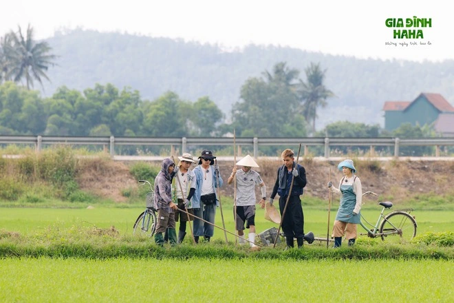 Hành trình của người bình thường: Bài học từ cuộc sống của chị Thông và anh Điệp Anh Điệp được Duy Khánh gọi vui là "thầy giáo" khi tận tình dạy mọi người cào muối, dặm mạ