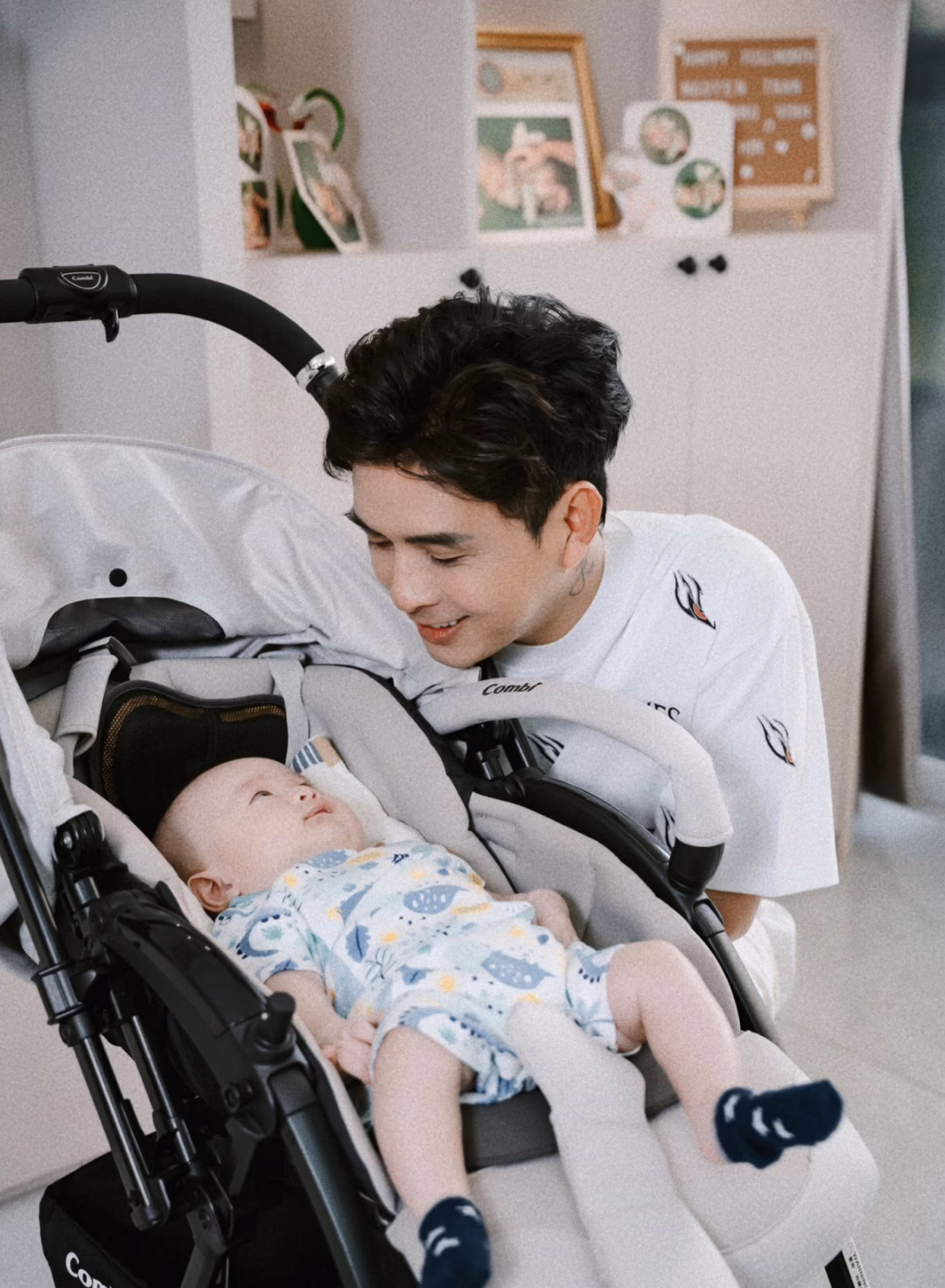 Ca sĩ vui khi nhiều đồng nghiệp nói bé "giống cha như đúc", nhất là ở khuôn miệng và chân mày. "Tôi rất thích nhìn Hin cười, những mệt mỏi đều được xua tan", anh nói.