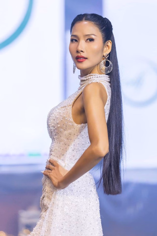 Chân dài sinh năm 1992 khẳng định tài sản của bản thân đều đến từ công việc làm đại sứ và quảng cáo