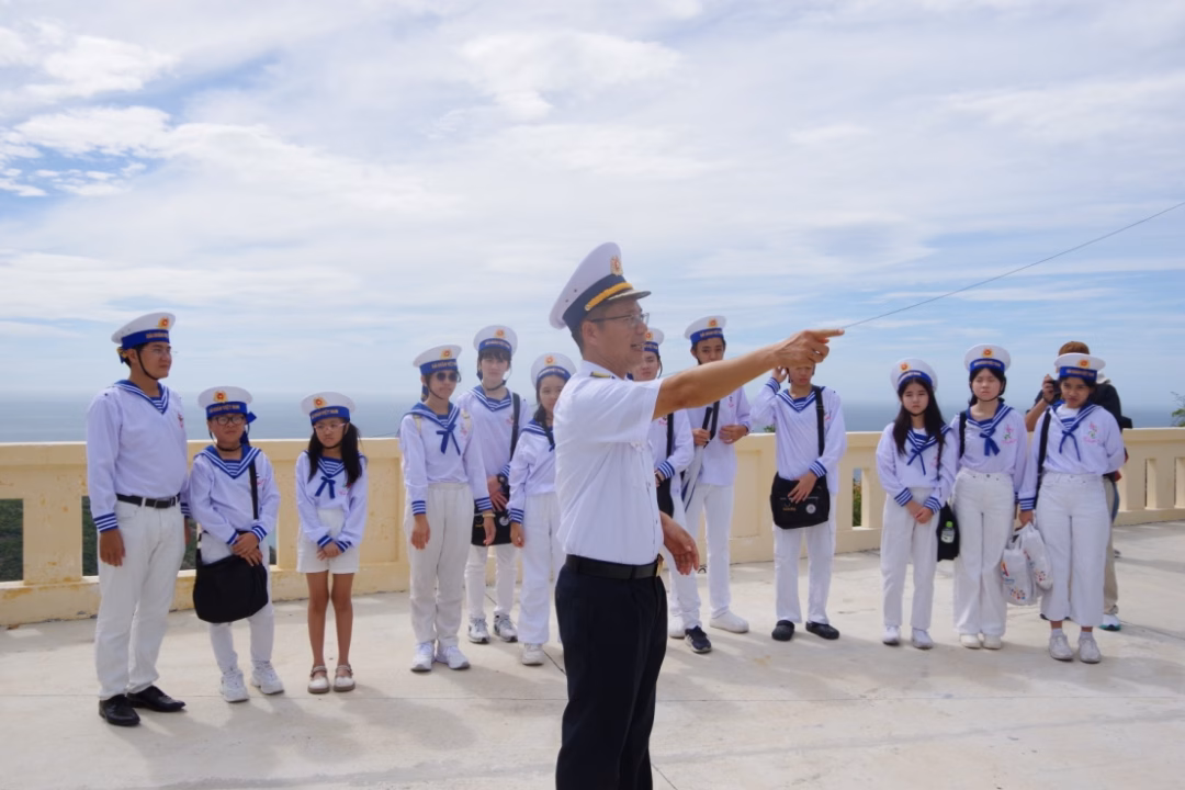 Các “lính Hải quân nhí” lắng nghe hướng dẫn của Thủ trưởng Trung đoàn Ra-đa, Thượng tá Phùng Văn Uẩn