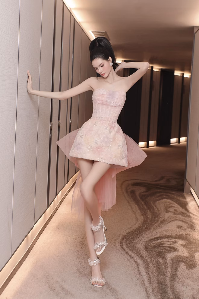 Nữ người mẫu 26 tuổi từng công khai PTTM - nâng mũi và niềng răng để tự tin gia nhập làng mẫu. Hậu PTTM, visual của Hương Giang được ví như búp bê.