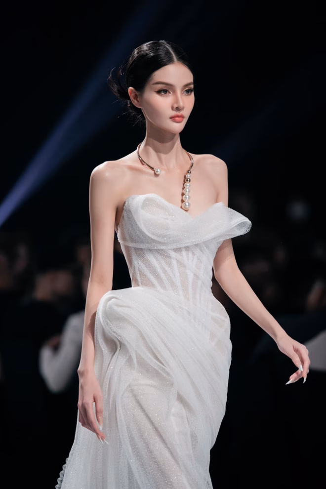 Nữ người mẫu 26 tuổi từng công khai PTTM - nâng mũi và niềng răng để tự tin gia nhập làng mẫu. Hậu PTTM, visual của Hương Giang được ví như búp bê.