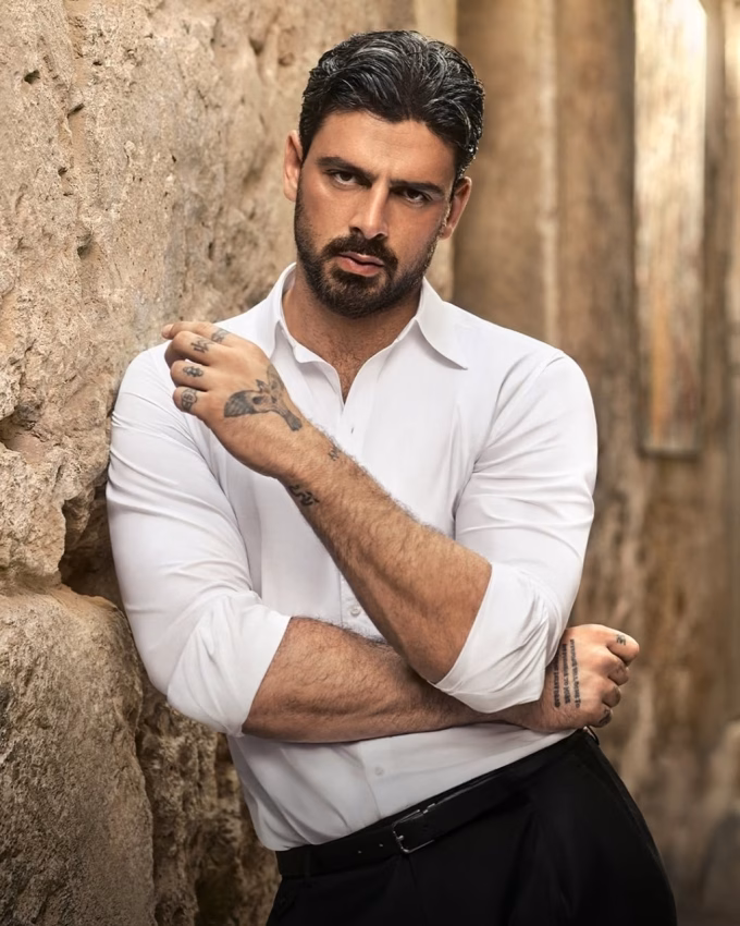 Michele Morrone khi chụp hình cho Dolce & Gabbana.