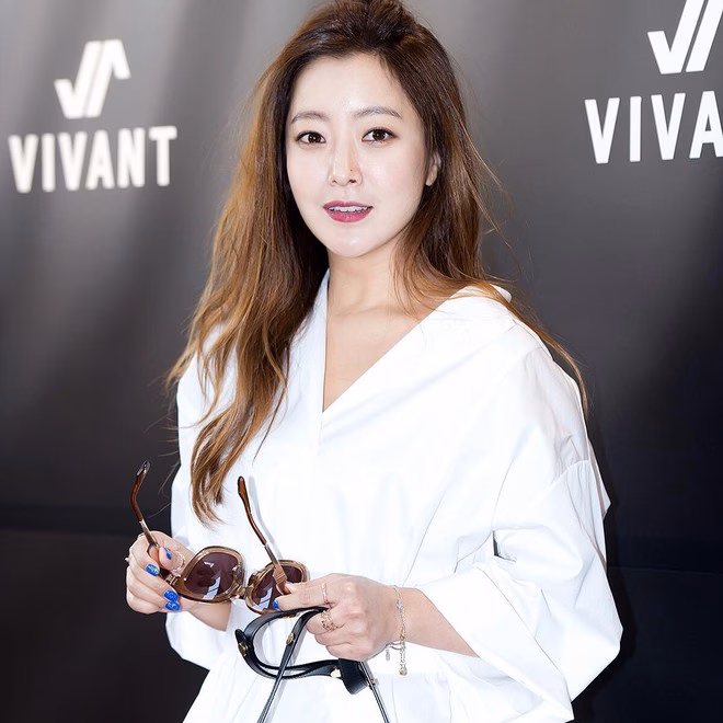 Kim Hee Sun theo đuổi phong cách tối giản mà tinh tế, ưu ái bảng màu trung tính để tôn lên vẻ đẹp thanh lịch và hiện đại.