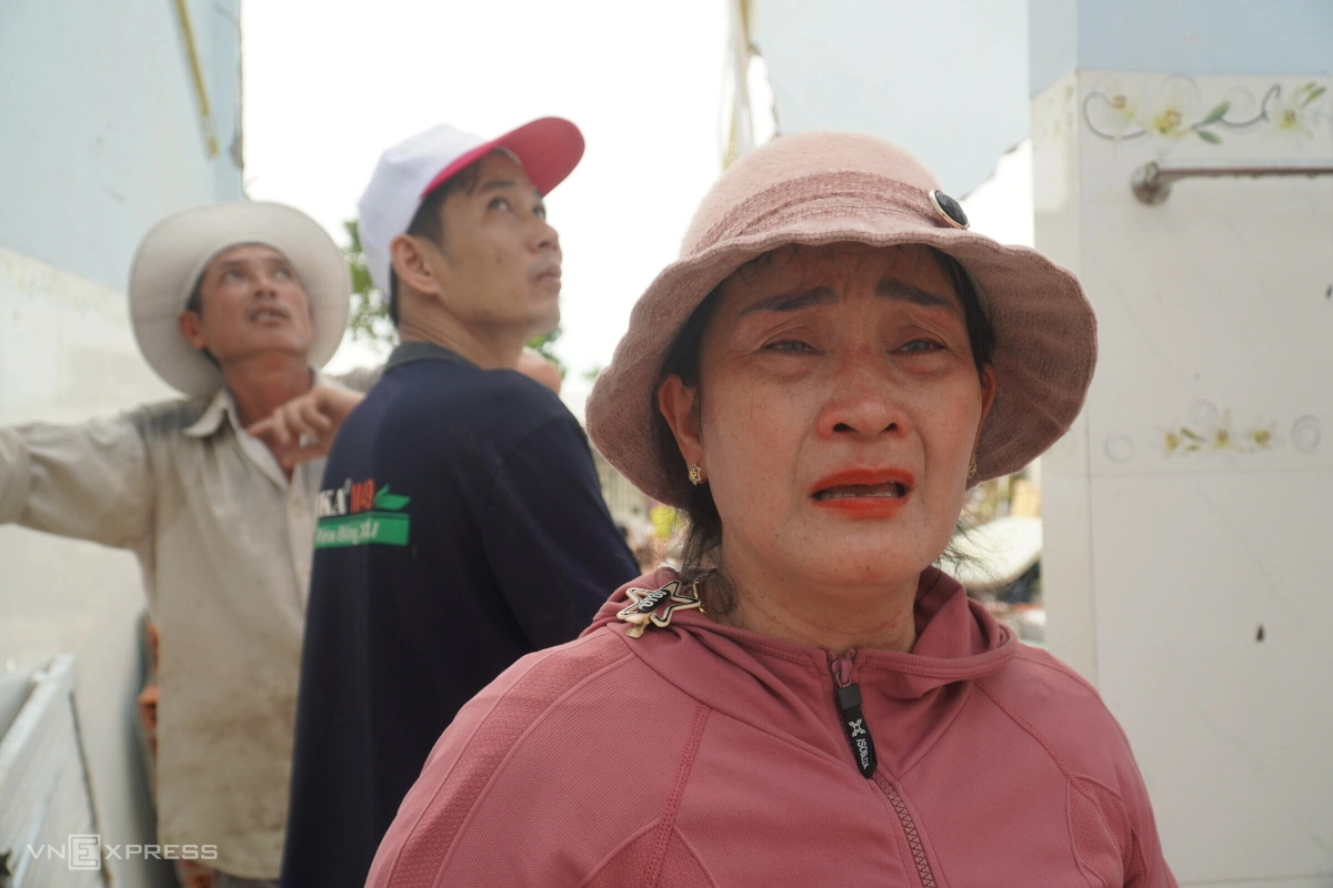 Bà Liễu thất thần khi căn nhà là tài sản dành dụm nhiều năm giờ đây hư hỏng nặng, không có nơi ở.